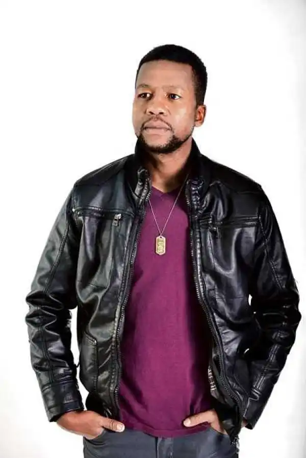 Shock as Popular Comedian Gets Very Drunk on Stage…See How He Made a Fool of Himself